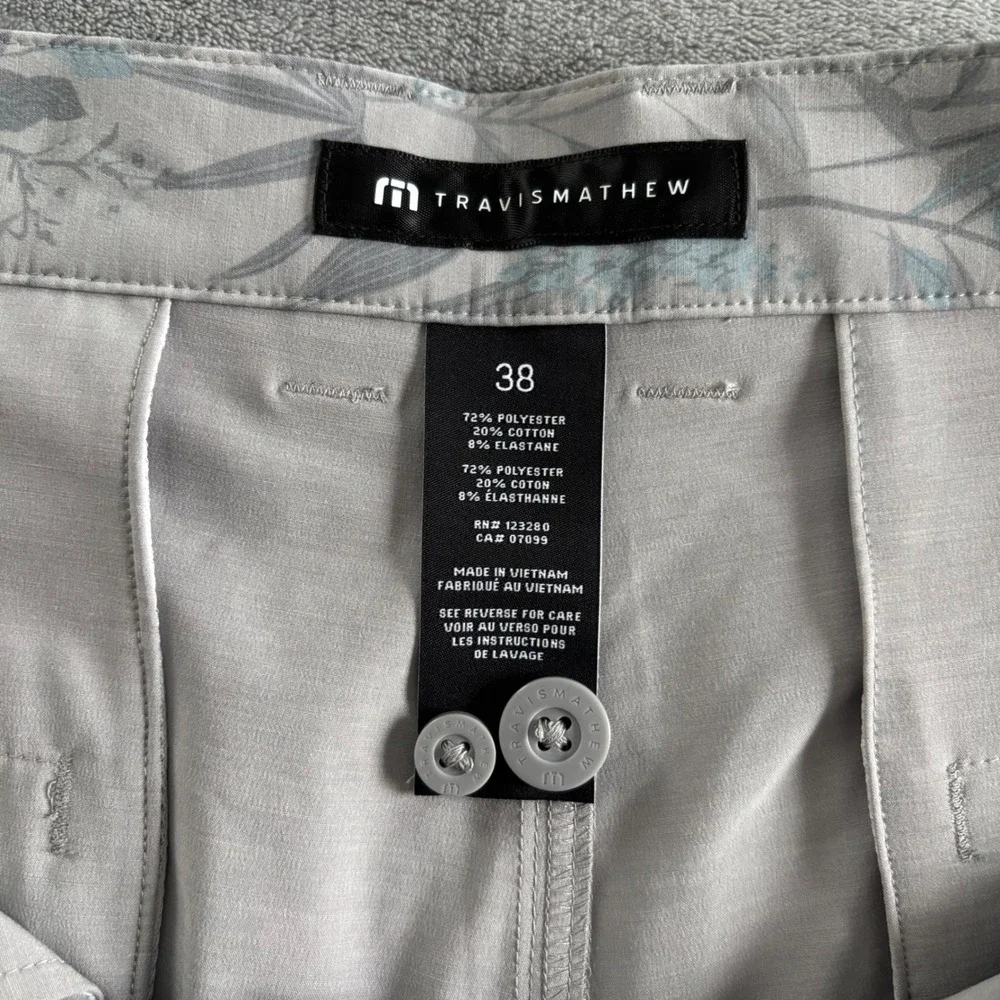 TravisMathew Coastal Canyon Floral Print Golf Shorts, Mens Size 32-34-38, NWT‎